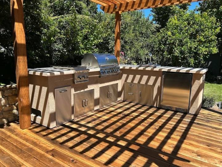 Pergola kitchen by DG Landscape Design