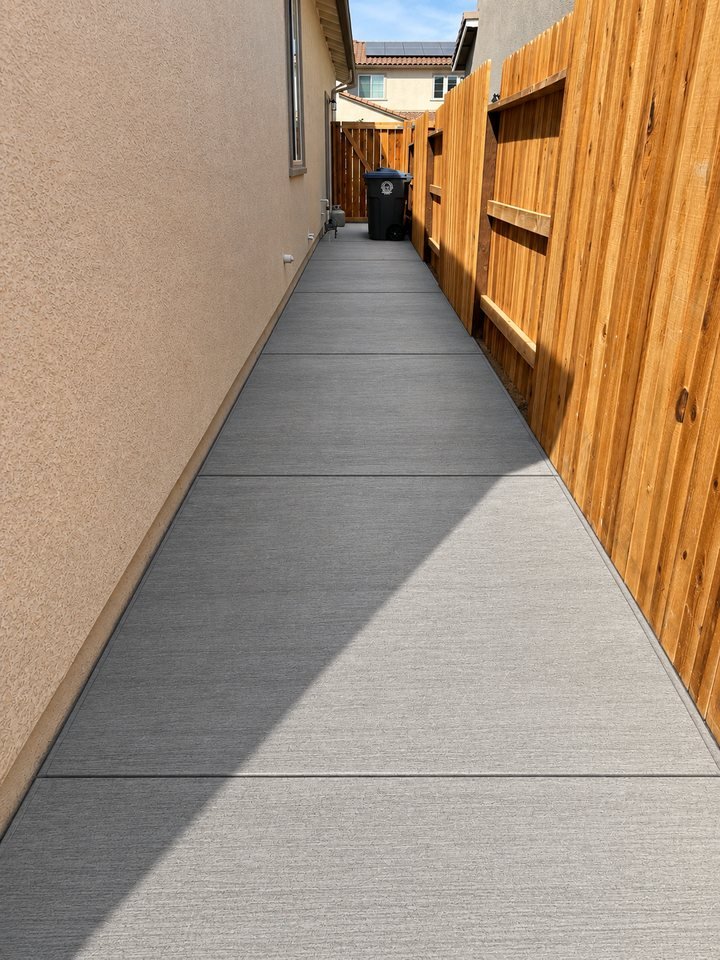 3D design of the same side yard with a jointed concrete walkway