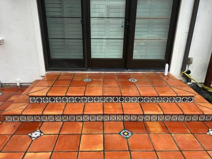 Terracotta tile patio by DG Landscape Design